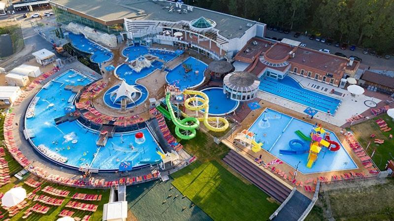 Lifestyle Apartments -Zielony Uniejow "Prywatne Kapiele Termalne" Kültér fotó